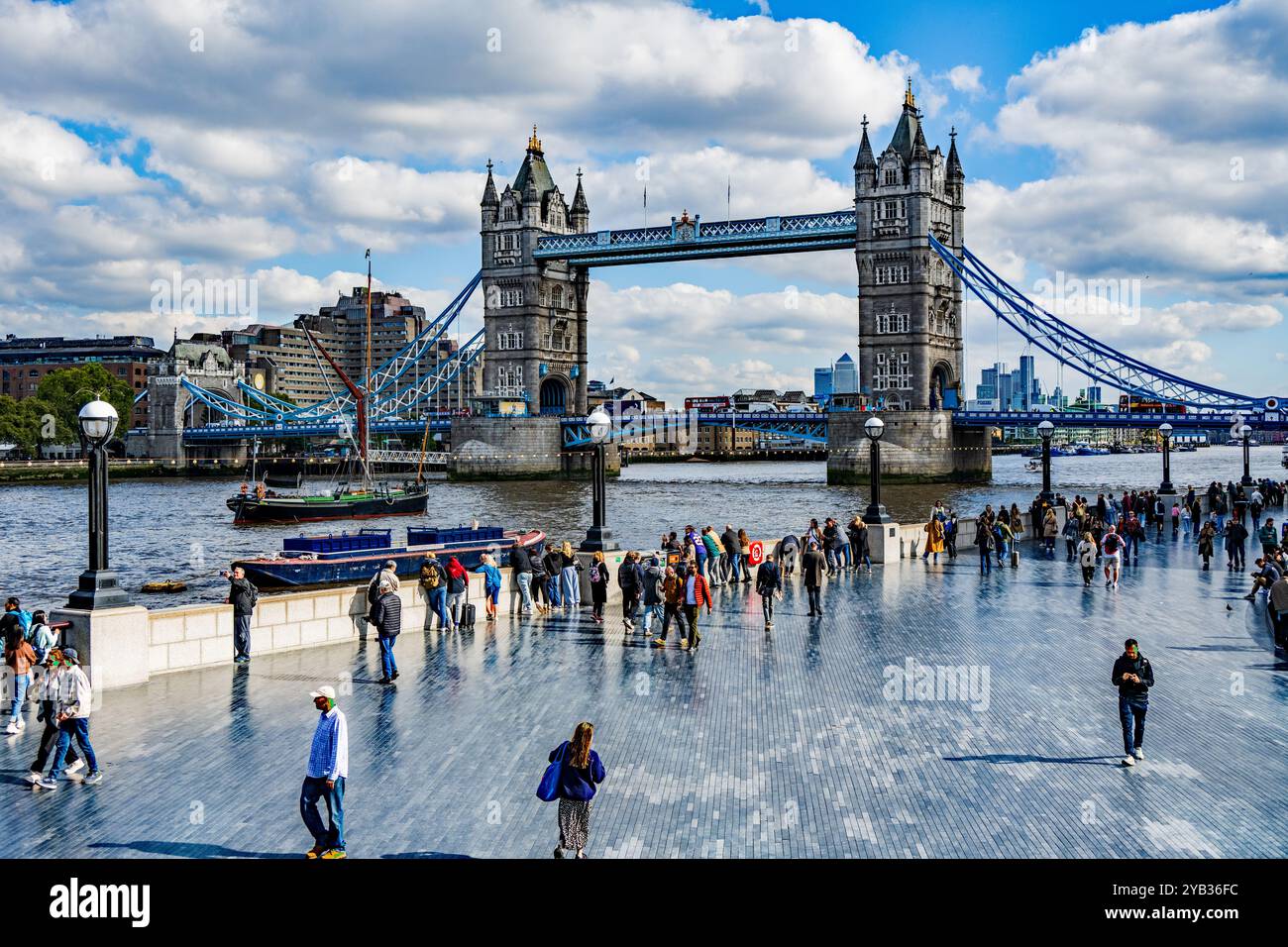 La chiatta a vela del Tamigi ti aspetta per passare attraverso il Tower Bridge, Londra. REGNO UNITO Foto Stock