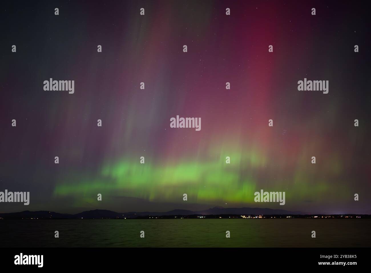 Aurora Boreale aurora boreale in rosa e verde sulla baia di Padilla Foto Stock