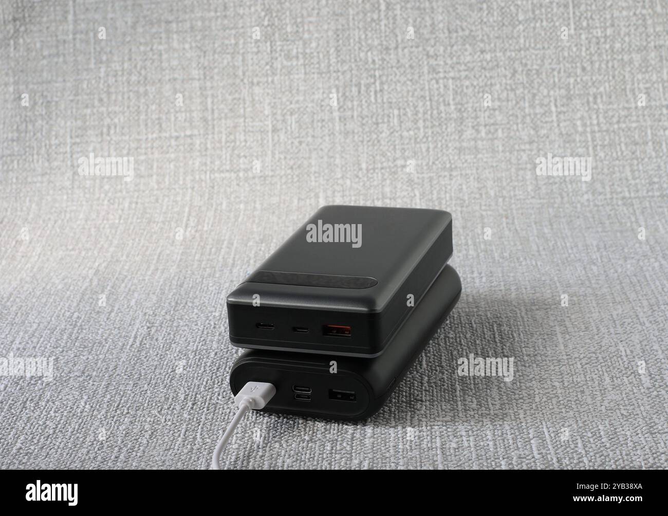 Immagine di due potenti power Bank mobili con una capacità di 20.000 milliampere. Foto Stock