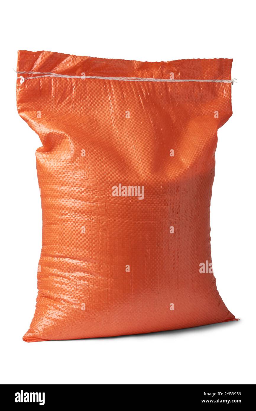 sacchetto o sacco in pp in polipropilene arancione pieno di grani di riso sfondo bianco isolato, modello di mockup con confezione vuota dell'ingrediente in cucina o agricolo Foto Stock