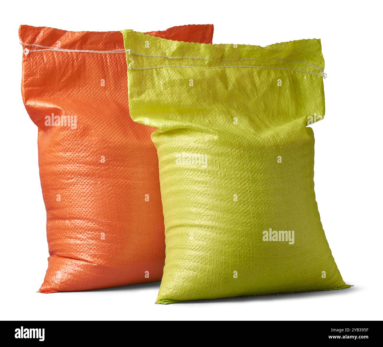 sacchetto o sacco in pp in polipropilene arancione e giallo pieno di grani di riso sfondo bianco isolato, modello di mockup della confezione vuota dell'ingrediente in cottura Foto Stock