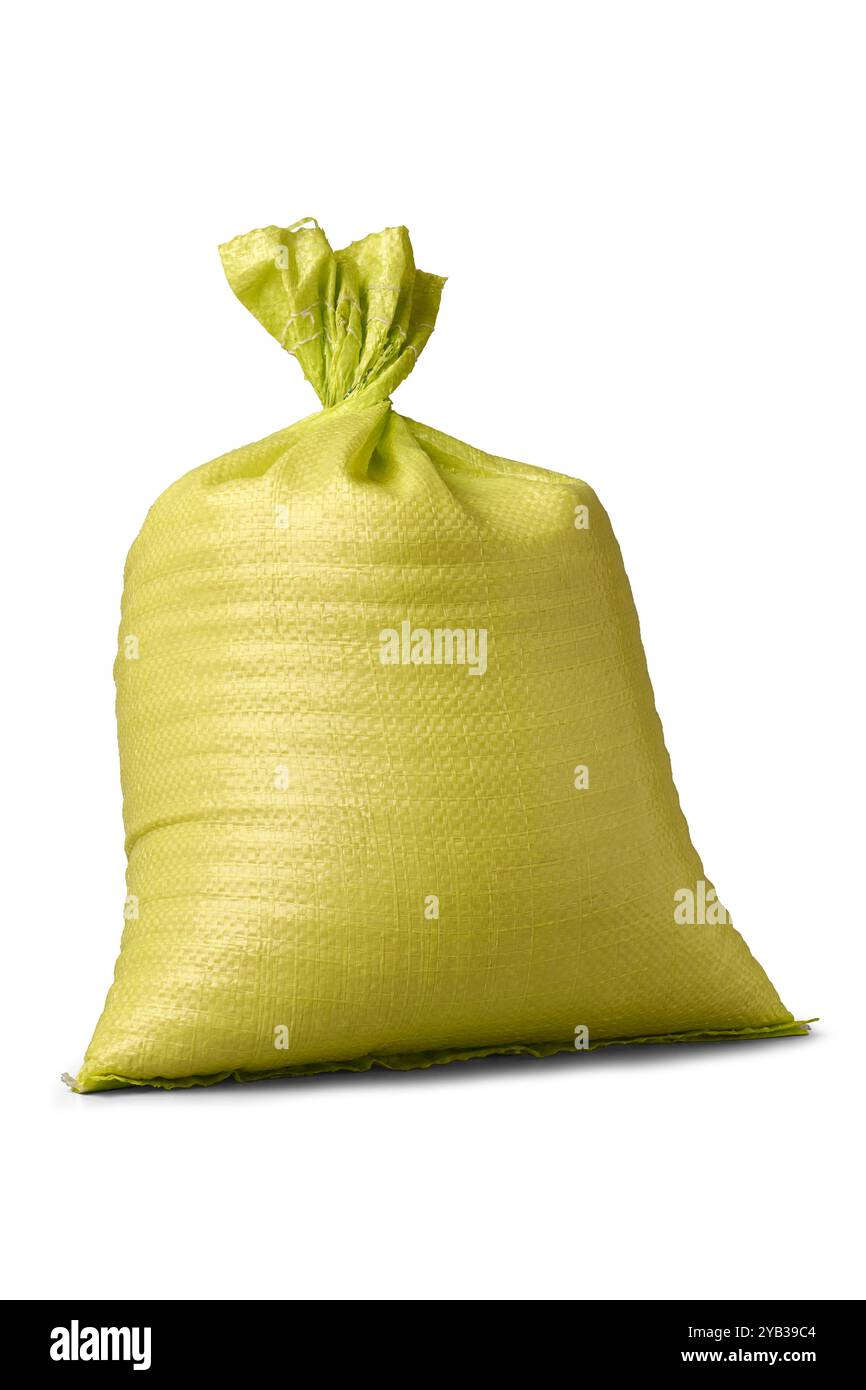 sacchetto o sacco in pp in polipropilene giallo pieno di grani di riso sfondo bianco isolato, modello di mockup con confezione vuota dell'ingrediente in cucina o agricolo Foto Stock