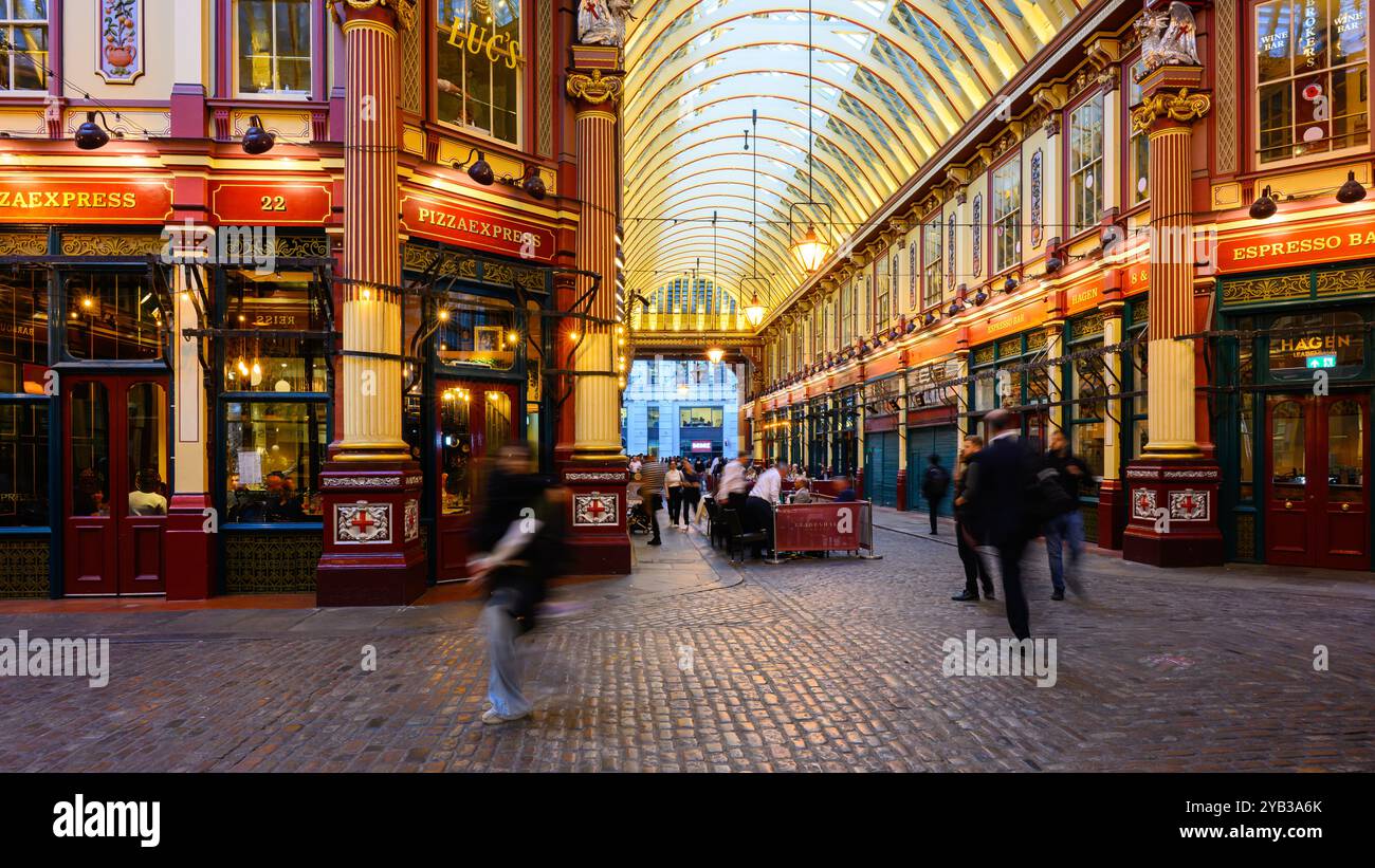 Londra, Regno Unito - 18 settembre 2024; caldo bagliore di luce nel mercato di Leadenhall una destinazione popolare Foto Stock