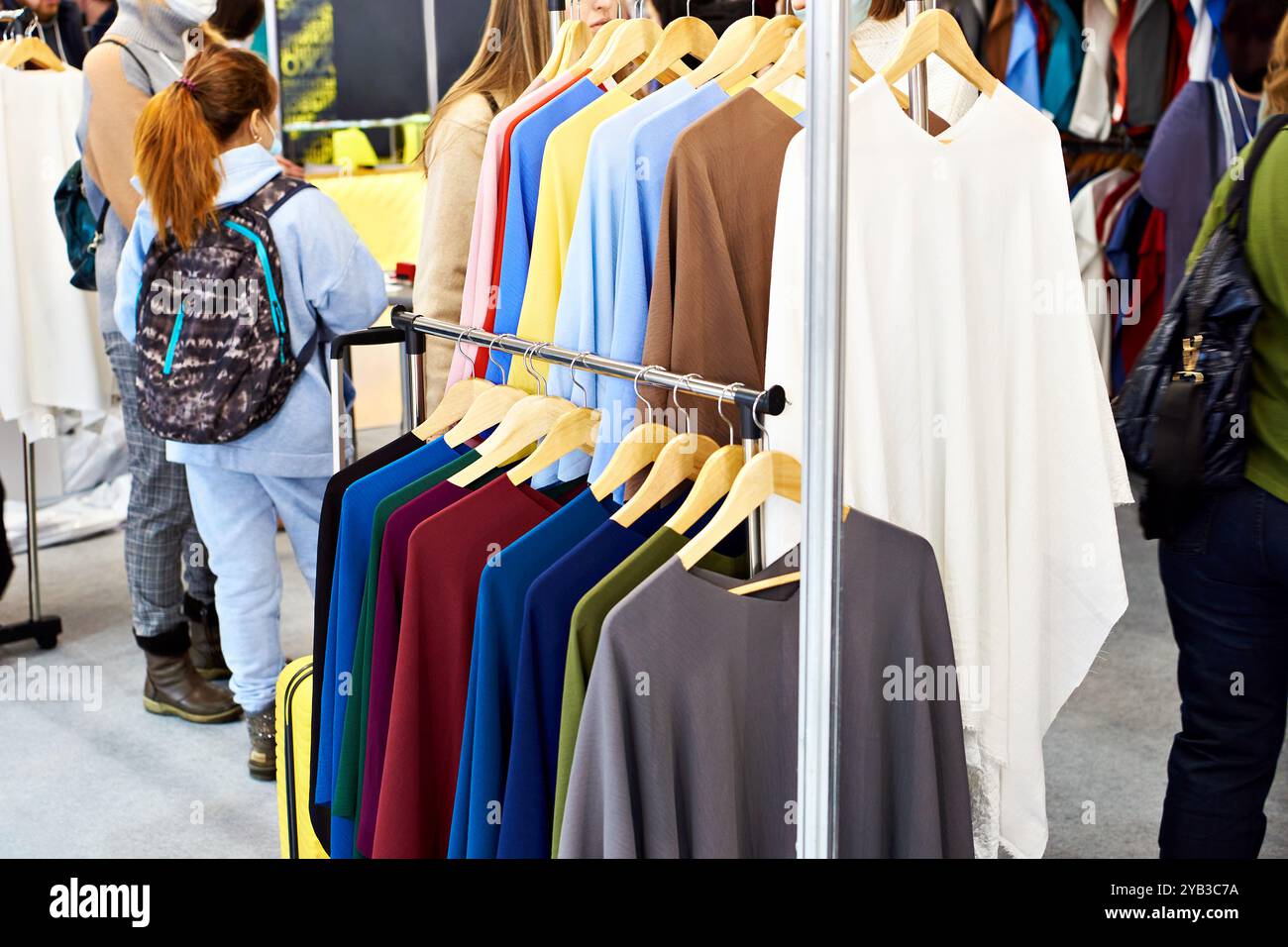 Negozio di abbigliamento con le donne che acquistano Foto Stock