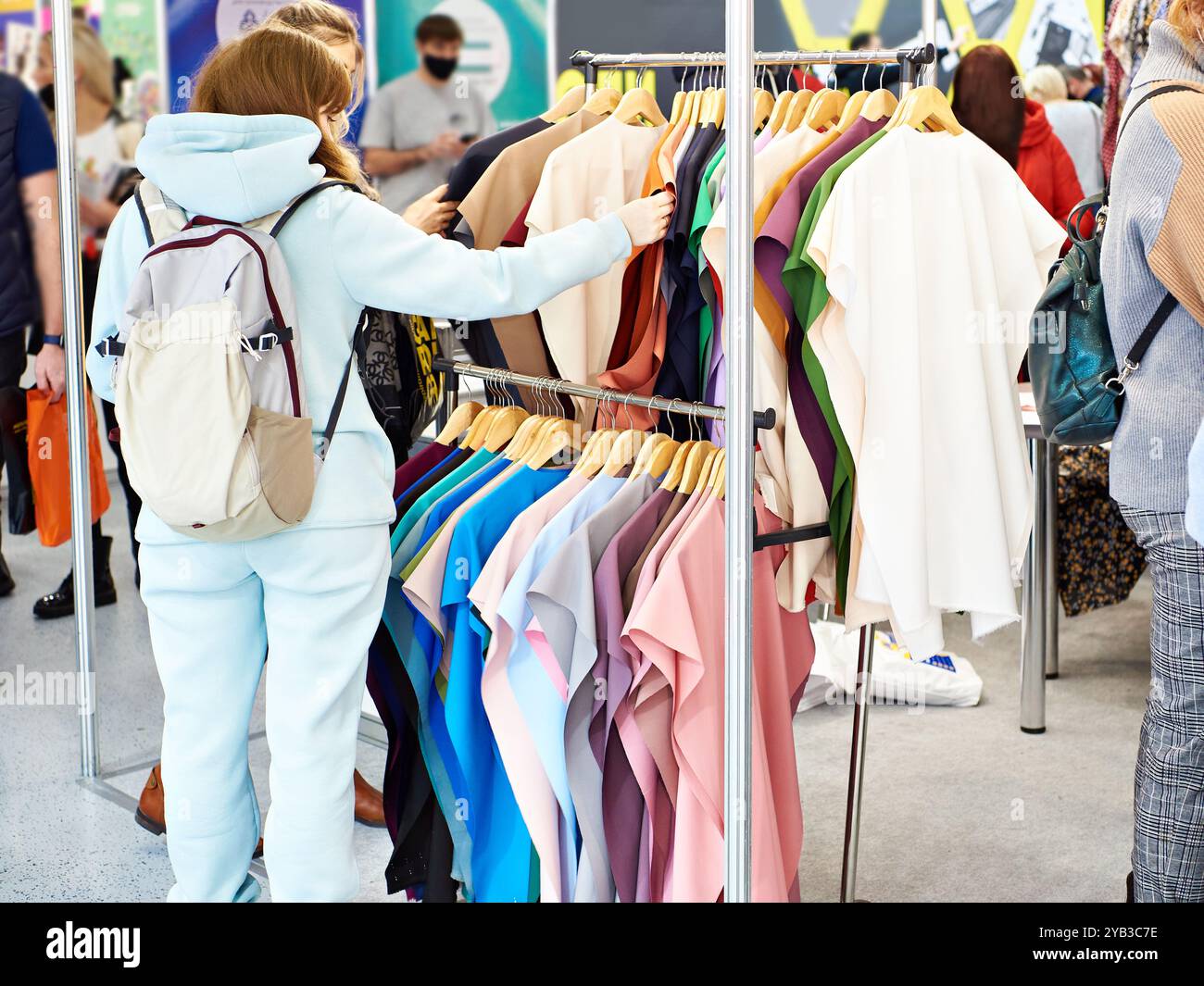 Negozio di abbigliamento con le donne che acquistano Foto Stock