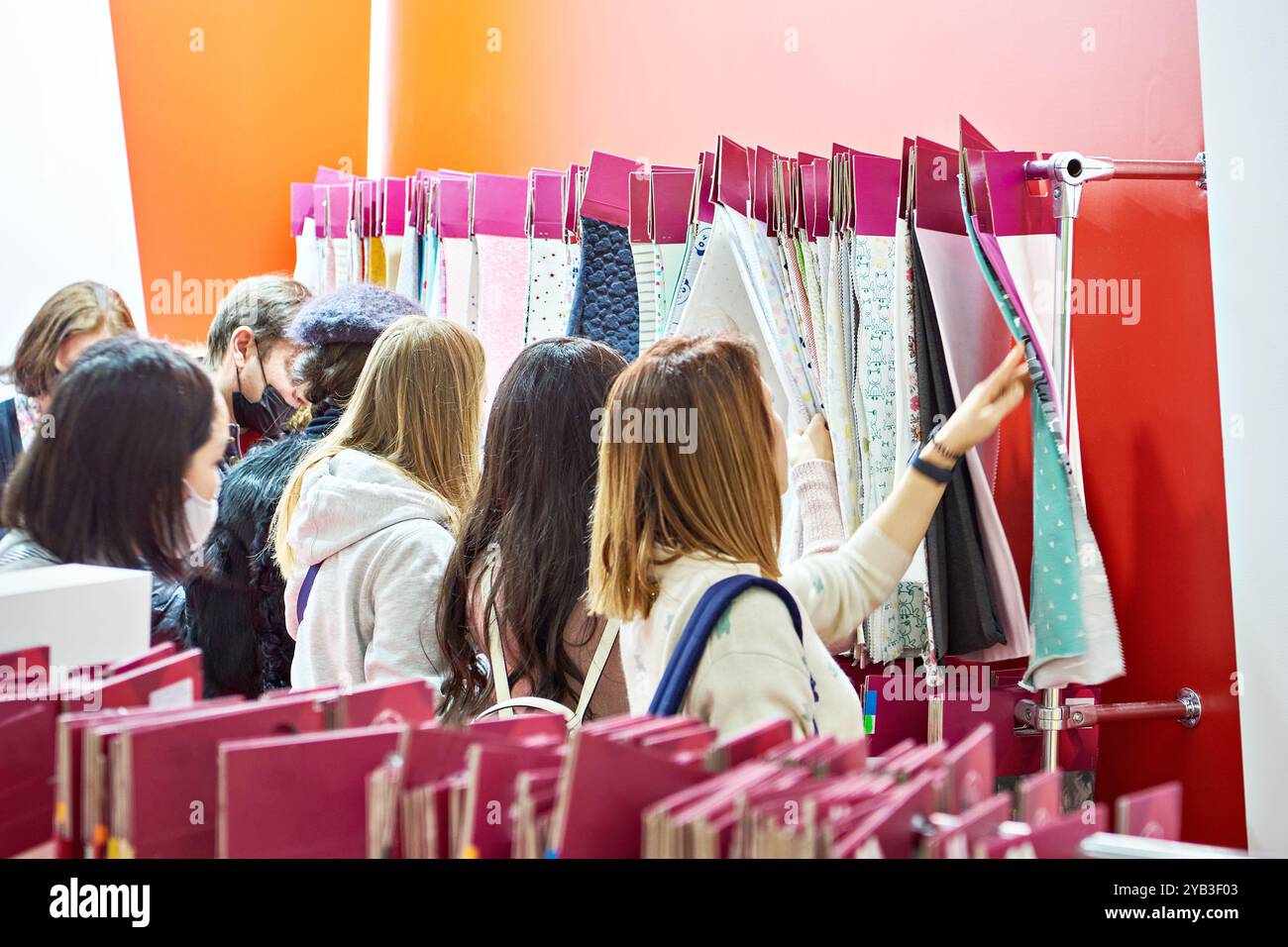 Le donne che fanno acquisti scelgono i tessuti nel negozio di tessuti Foto Stock