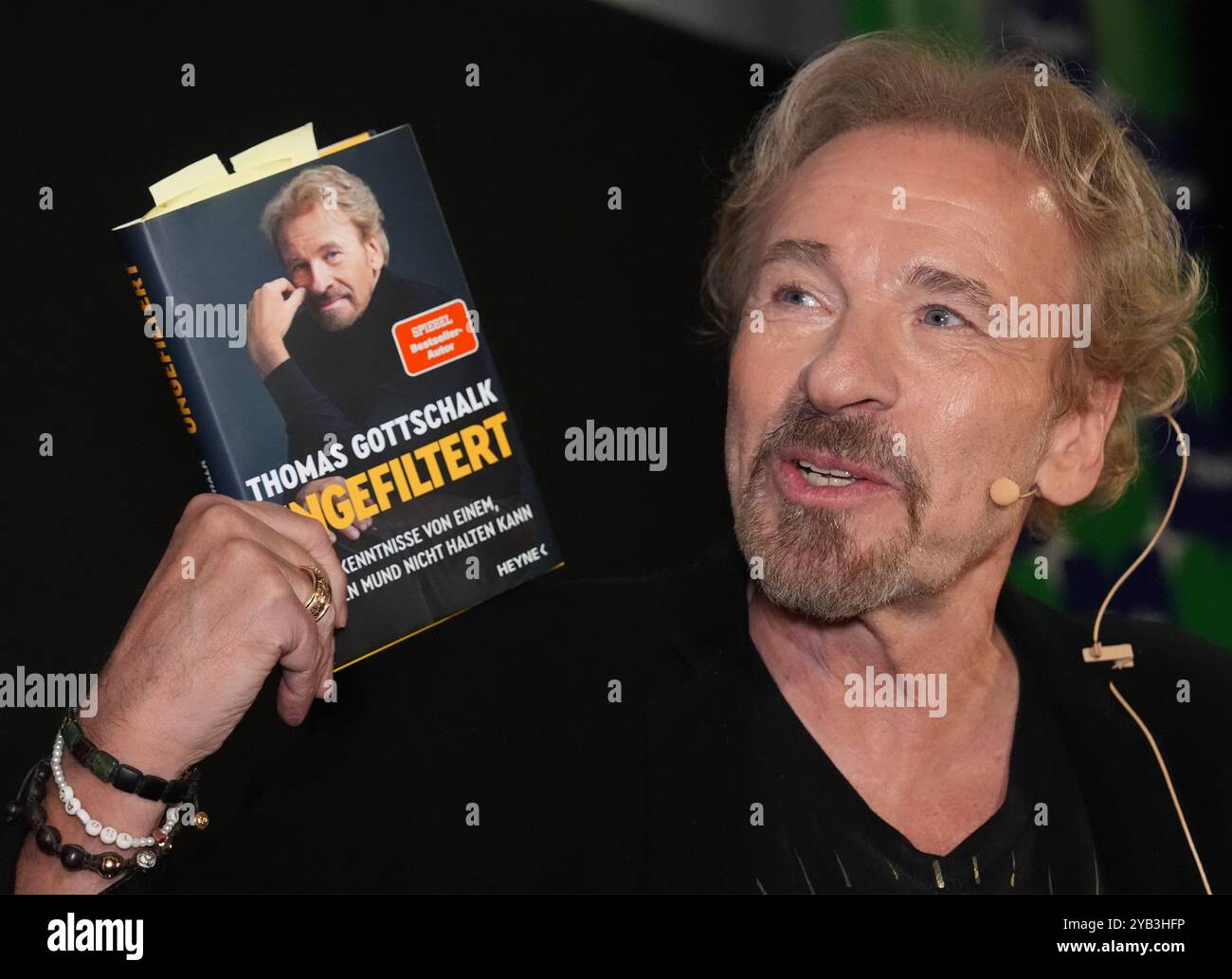 Amburgo, Germania. 16 ottobre 2024. L'intrattenitore e presentatore televisivo Thomas Gottschalk tiene il suo nuovo libro "Ungefiltert" (non filtrato) al cinema Zeise prima della lettura. Gottschalk presentò il suo nuovo libro, che fu pubblicato il 16 ottobre. Crediti: Marcus Brandt/dpa/Alamy Live News Foto Stock