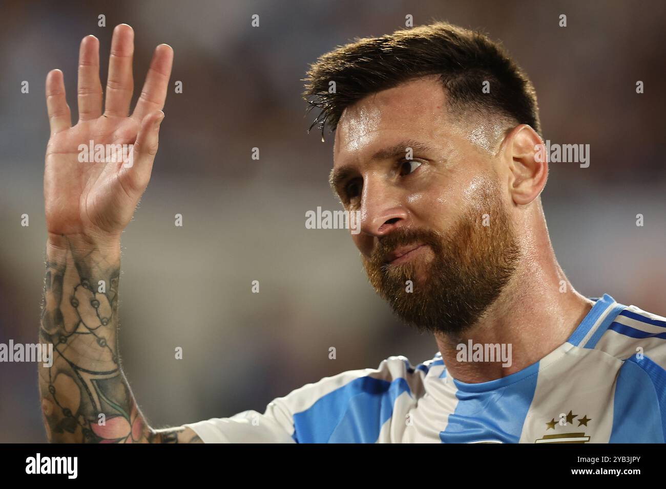 L'attaccante argentino Lionel messi guarda durante la partita di qualificazione sudamericana per la Coppa del mondo FIFA 2026 agaoinsta Bolivia allo stadio Monumental di Buenos Aires il 15 ottobre 2024. Foto Stock