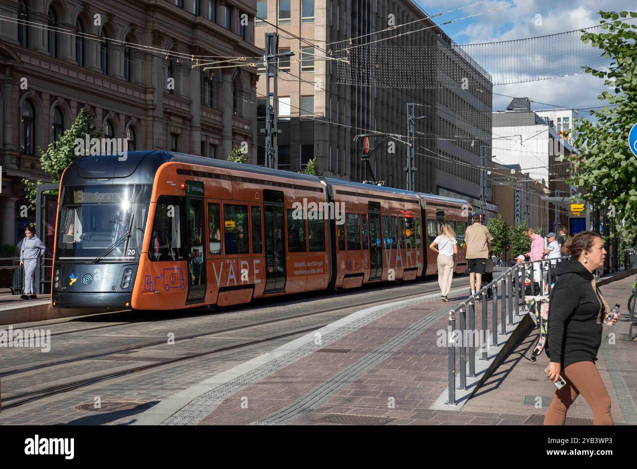 Tram e gente a Hämeenkatu in una soleggiata serata estiva a Tampere, Finlandia Foto Stock