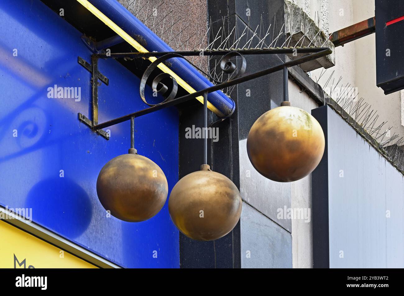 Segnano tre palle di ottone dei pewnbrokers. High Street, Walsall, West Midlands, Inghilterra, Regno Unito, Europa. Foto Stock