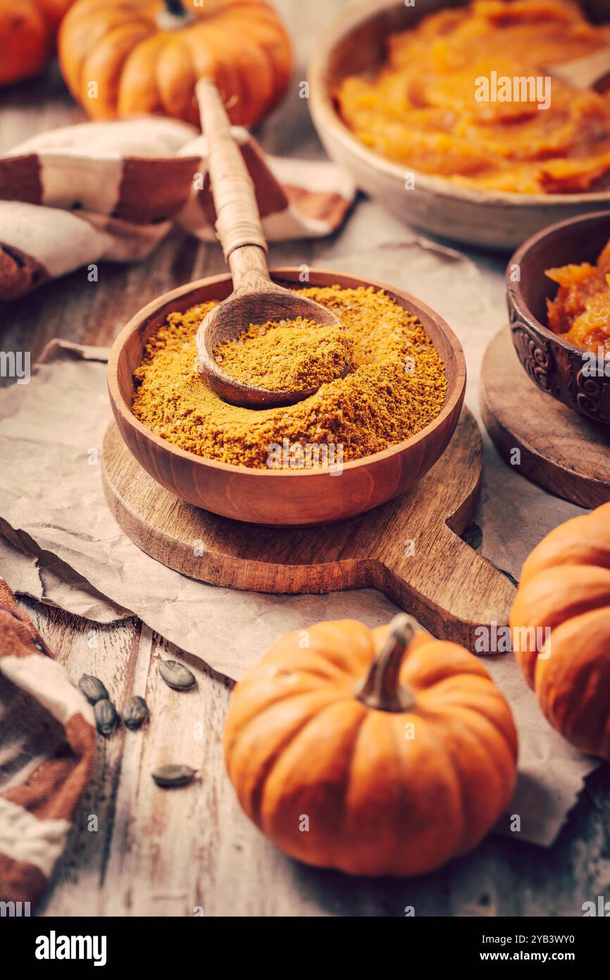 Condimento di zucca con purea di zucca, spezie miste biologiche sul tavolo della cucina Foto Stock