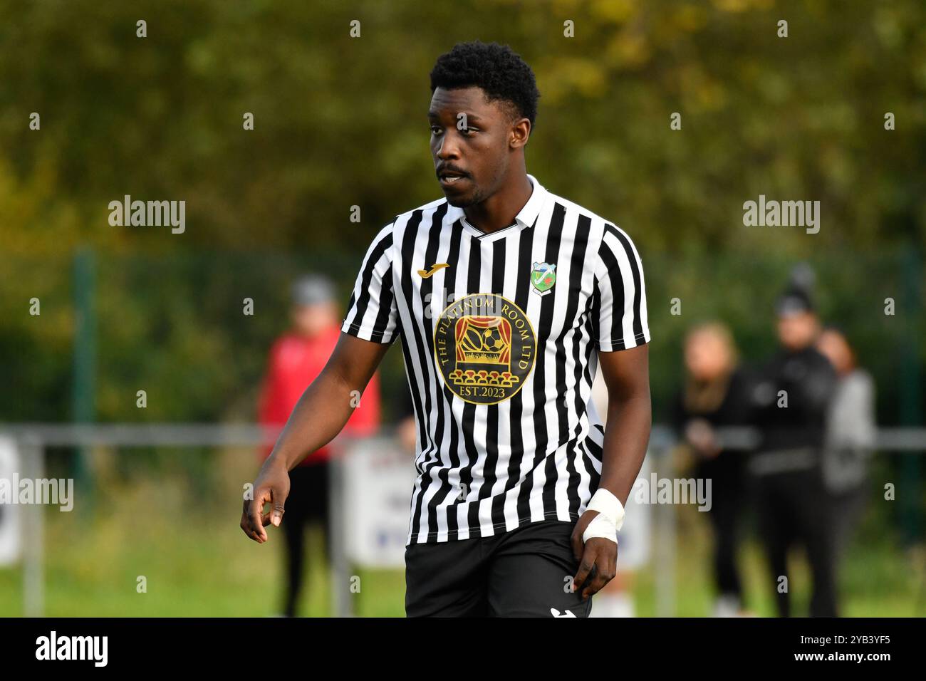 Pontardawe, Galles. 5 ottobre 2024. Ernest Armoo di Pontardawe Town durante il FAW Amateur Trophy Round Two match tra Pontardawe Town e Giants grave al Parc Ynysderw di Pontardawe, Galles, Regno Unito, il 5 ottobre 2024. Crediti: Duncan Thomas/Majestic Media. Foto Stock