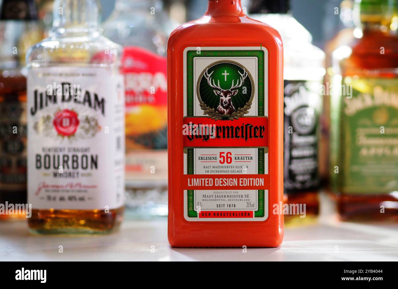 Germania. 16 ottobre 2024. In questa illustrazione fotografica, ????? Jagermeister Herbal Design Limited Edition visto al bancone del bar. Jagermeister è considerata la bevanda più famosa della Germania. Un totale di 56 erbe, fiori, radici e frutti determinano il gusto intenso di questo liquore alle erbe unico, sviluppato da Kurt Mast nel 1934. (Foto di Igor Golovniov/SOPA Images/Sipa USA) *** esclusivamente a scopo editoriale *** credito: SIPA USA/Alamy Live News Foto Stock