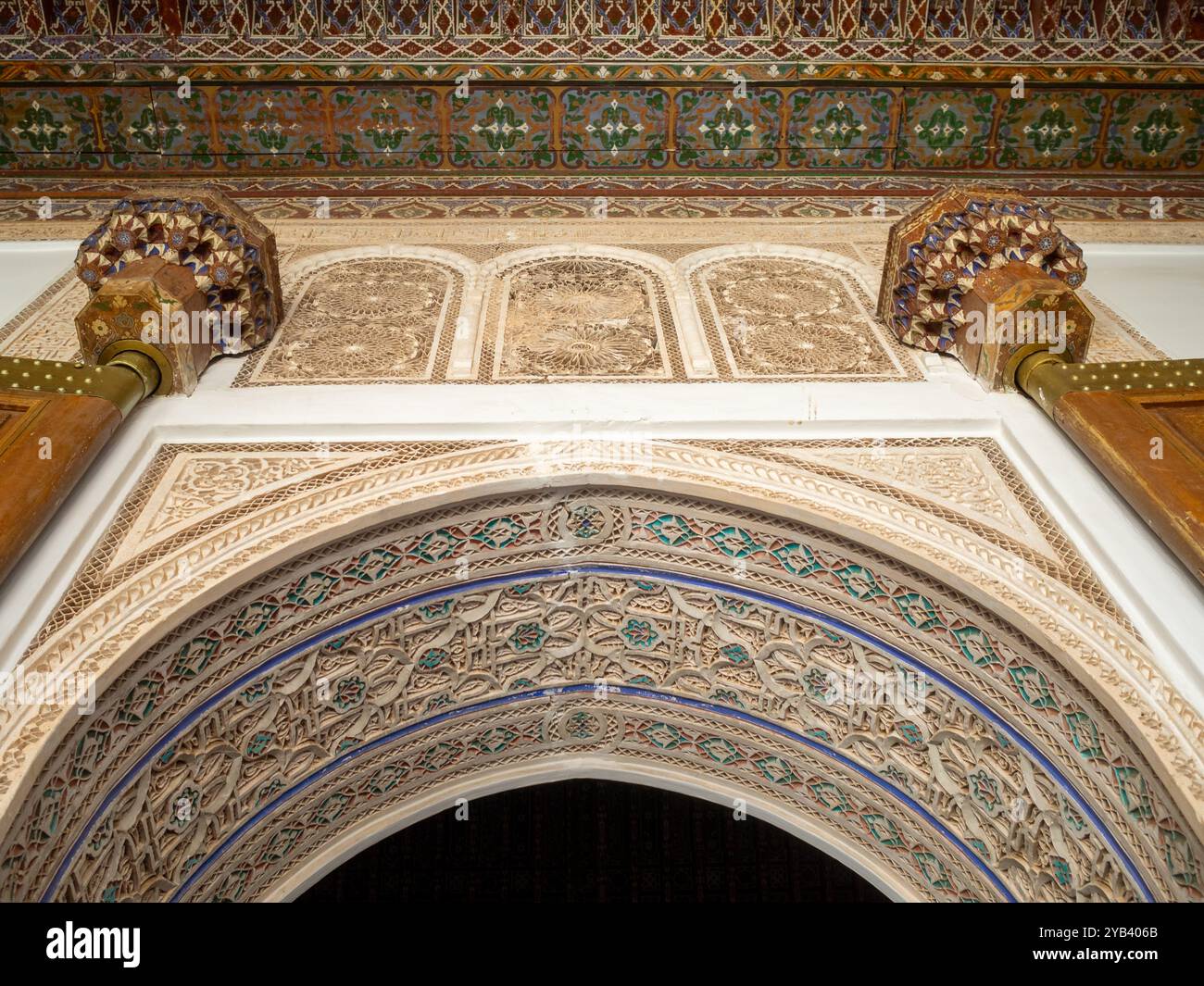 Dettagli su porta e soffitto, Palazzo Bahia, Marrakech Foto Stock