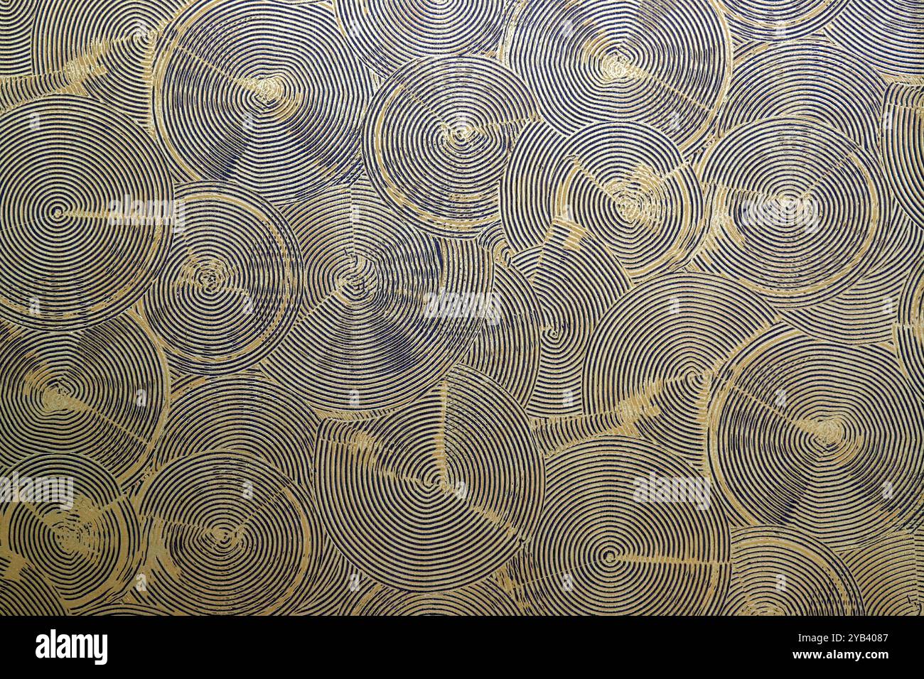 Carta da parati grigia, gialla, oro . La carta da parati geometrica circonda l'ornamento sullo sfondo. Grazioso motivo astratto, design a parete in vinile Foto Stock