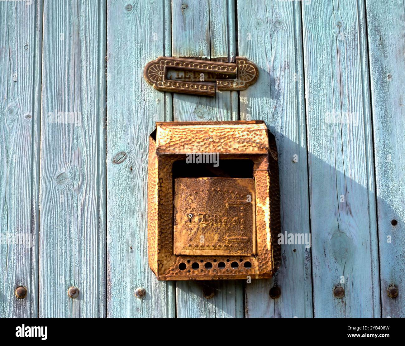 Cassetta delle lettere vecchio stile, contro un muro di legno, con iscrizione LETTRES che significa in inglese: Lettere Foto Stock