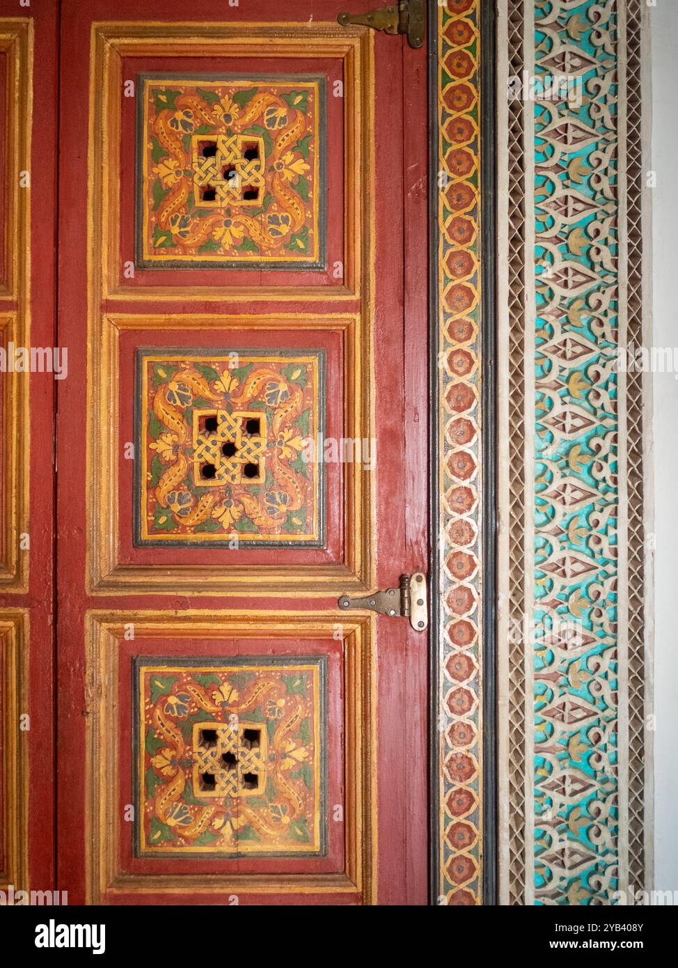 Dettagli dell'otturatore della finestra dal Grand Courtyard del Palazzo Bahia, Marrakech Foto Stock
