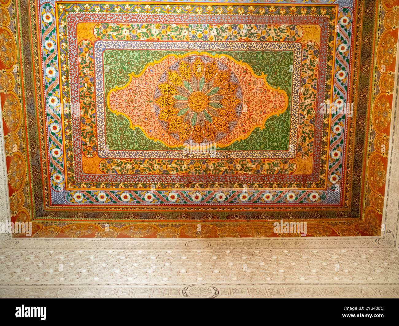 Soffitto con motivi floreali dipinti, Palazzo Bahia, Marrakech Foto Stock