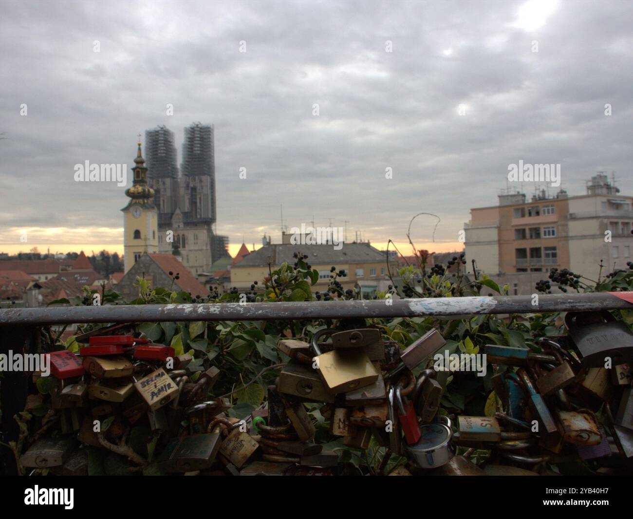 Amore chiuso sul recinto e sulla cattedrale di Zagabria, Croazia Foto Stock