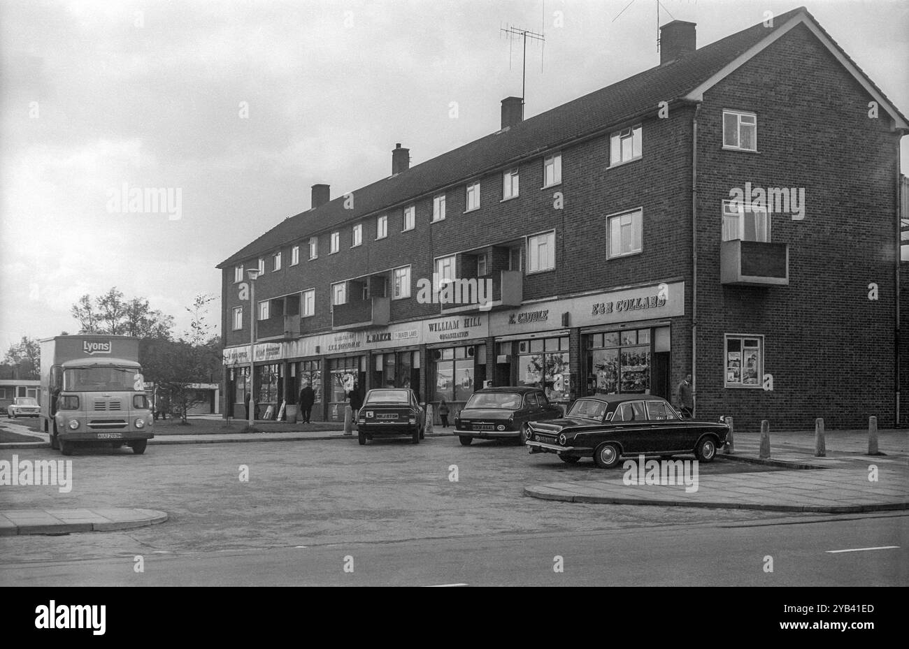 1974 foto d'archivio in bianco e nero di piccoli negozi locali a Court Wurtin, al largo di Beaver Lane, la B2229, ad Ashford nel Kent. Costruito negli anni '1960 Foto Stock