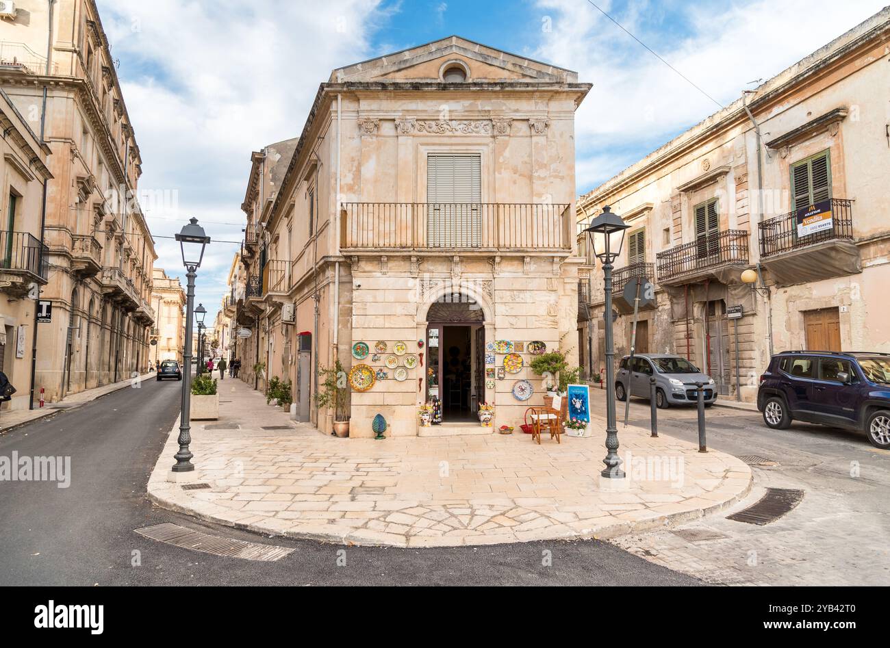 Scicli, Sicilia, Italia - 4 ottobre 2024: Tipico negozio di articoli da regalo siciliani nel centro storico di Scicli, città barocca in provincia di Ragusa Foto Stock