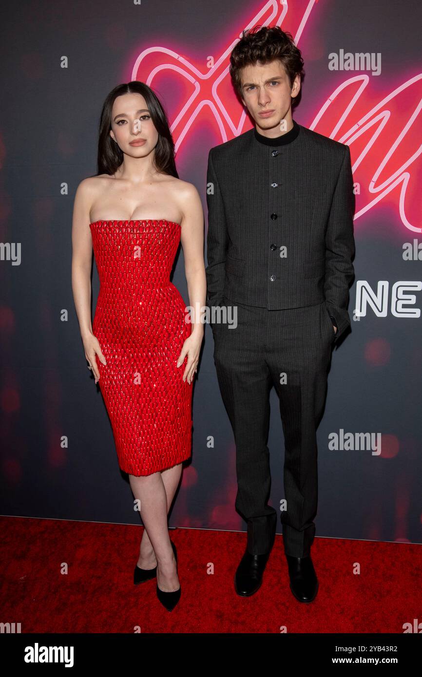 New York, Stati Uniti. 15 ottobre 2024. Mikey Madison e Mark Eydelshteyn partecipano alla prima di ''Anora'' a New York al Regal Times Square di New York, USA, il 15 ottobre 2024. (Foto di Thenews2/NurPhoto) crediti: NurPhoto SRL/Alamy Live News Foto Stock