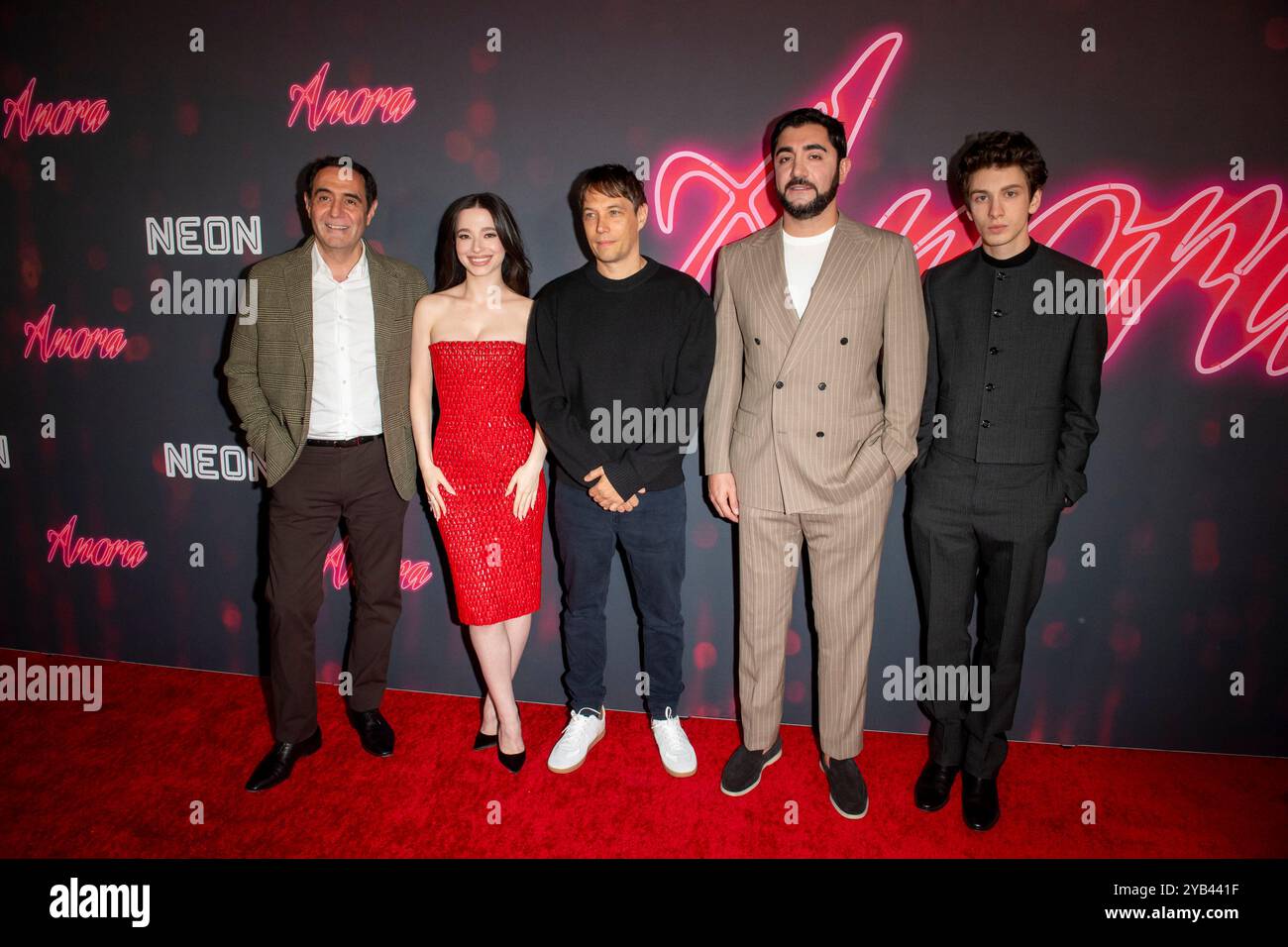 New York, Stati Uniti. 15 ottobre 2024. Karren Karagulian, Mikey Madison, Sean Baker, Vache Tovmasyan e Mark Eydelshteyn assistono alla prima di ''Anora'' a New York al Regal Times Square di New York, USA, il 15 ottobre 2024. (Foto di Thenews2/NurPhoto) crediti: NurPhoto SRL/Alamy Live News Foto Stock