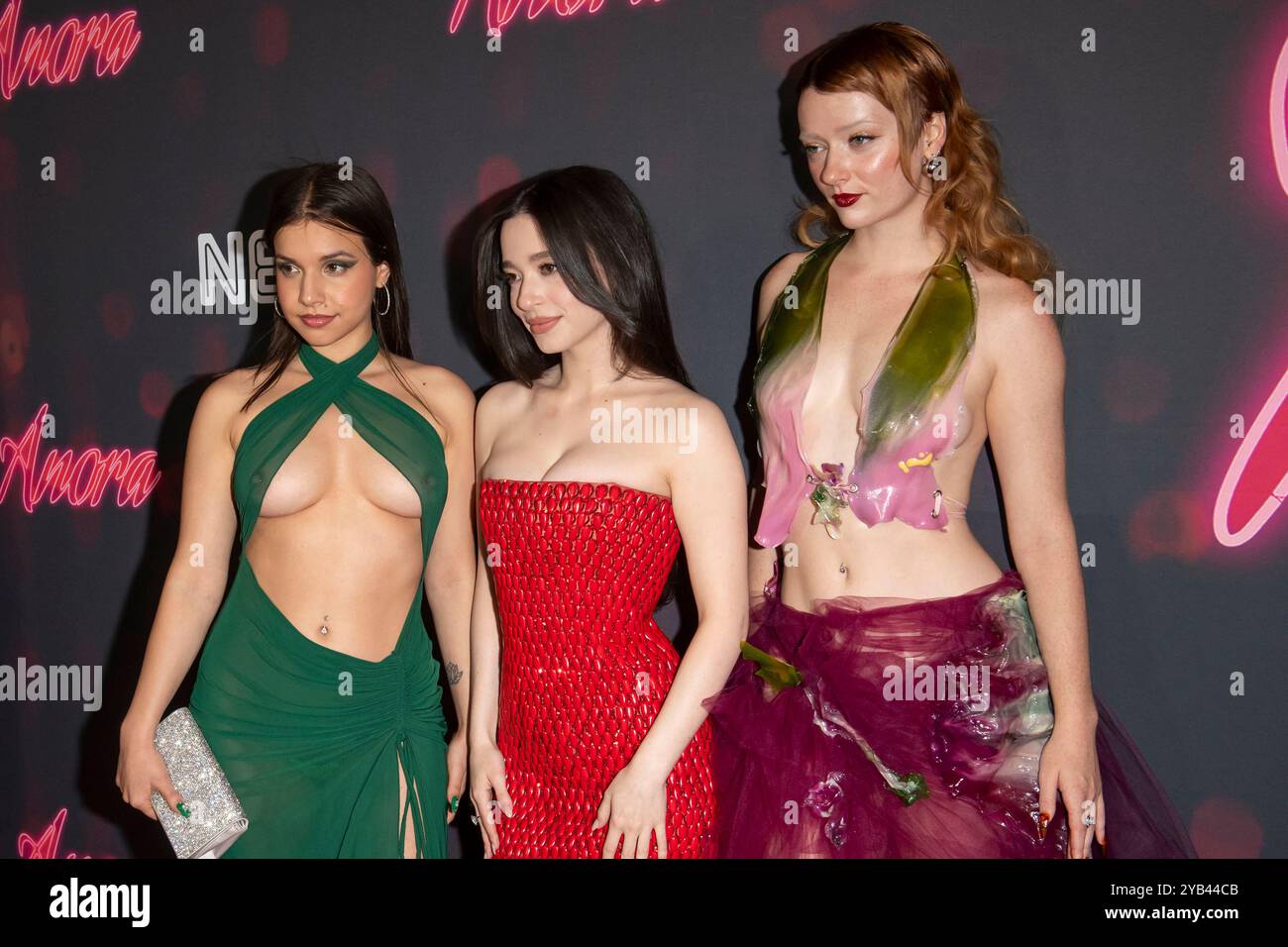 New York, Stati Uniti. 15 ottobre 2024. Luna Sofia Miranda, Mikey Madison e Lindsey Normington partecipano alla prima di ''Anora'' a New York al Regal Times Square di New York, USA, il 15 ottobre 2024. (Foto di Thenews2/NurPhoto) crediti: NurPhoto SRL/Alamy Live News Foto Stock