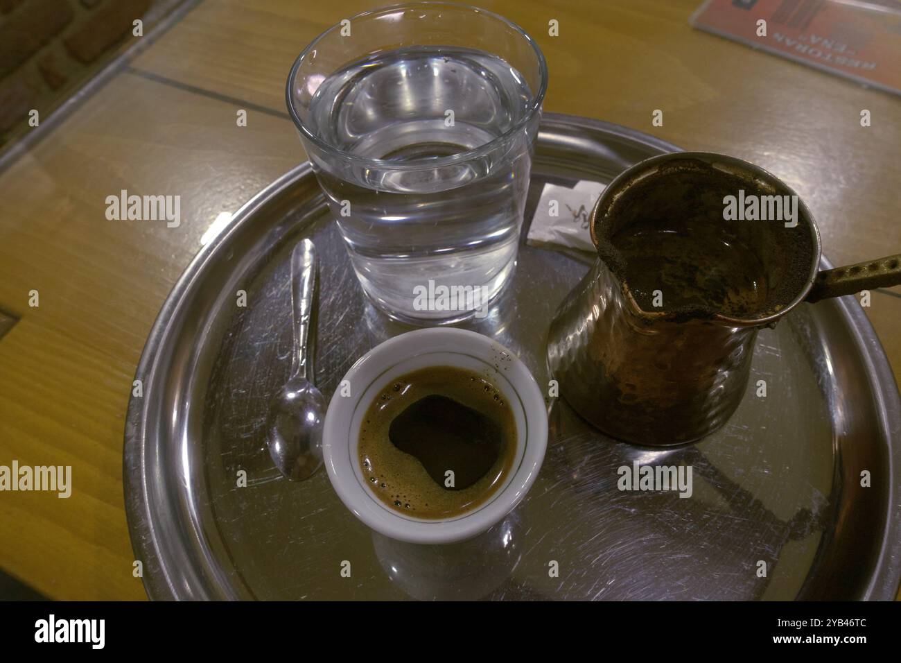 Caffè bosniaco in fildzan con dzezva, Gorazde, Bosnia ed Erzegovina Foto Stock