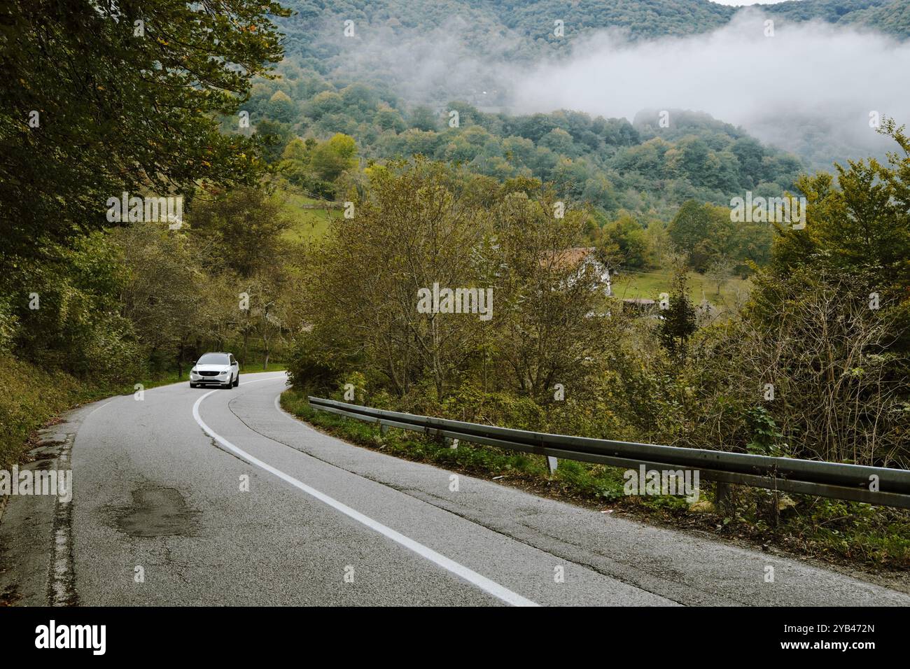 Guida in auto su strada di campagna nel comune di Foca, Bosnia ed Erzegovina Foto Stock Guida in auto su strada di campagna nel comune di Foca, Bosnia ed Erzegovina Foto Stock