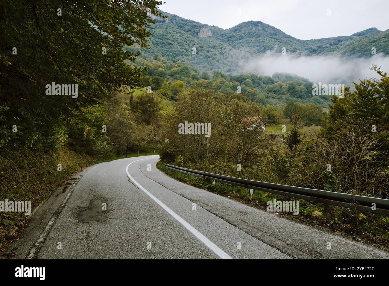Strada di campagna nel comune di Foca, Bosnia-Erzegovina Foto Stock