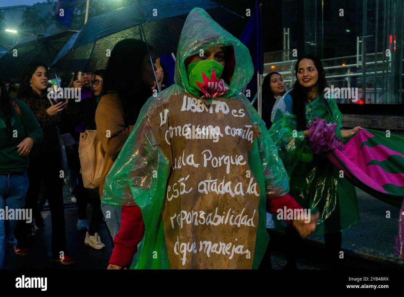 Quito, Pichincha, Ecuador. 28 settembre 2024. Durante la manifestazione si vede un manifestante che indossa un impermeabile con slogan di protesta. Diverse collettività femministe marciano per le strade di Quito protestando contro la discriminazione dell'aborto. Nonostante la storica decisione della Corte costituzionale dell'Ecuador di depenalizzare l'aborto, l'attuazione della depenalizzazione è stata lenta e ha incontrato resistenza politica e sociale. (Credit Image: © Veronica Lombeida/SOPA Images via ZUMA Press Wire) SOLO PER USO EDITORIALE! Non per USO commerciale! Foto Stock