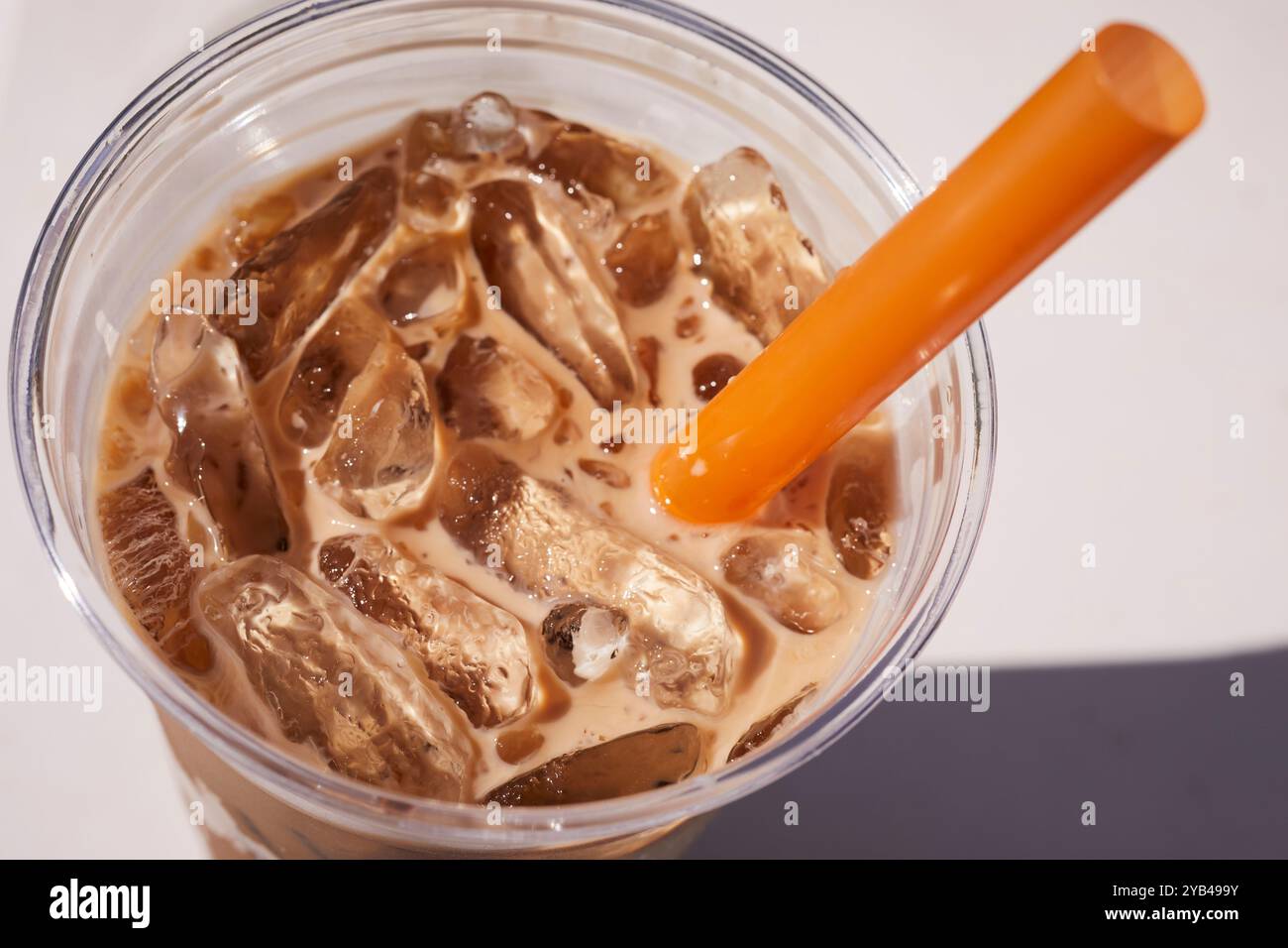 Caffè freddo tailandese in una tazza di plastica monouso in un festival gastronomico tailandese, Manassas, Virginia, USA Foto Stock
