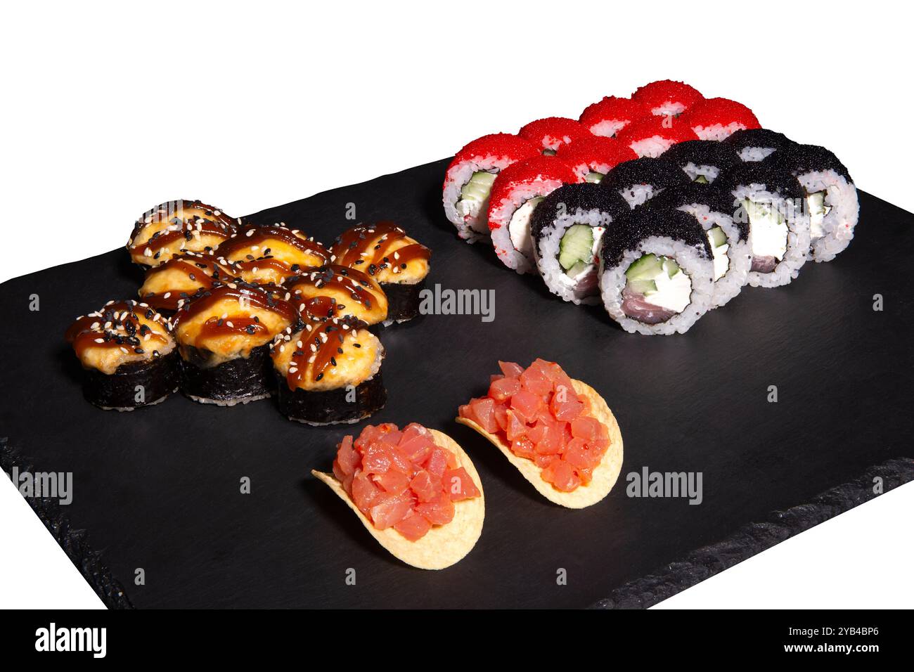 Sushi set e nachos con salmone su un piatto di ardesia isolato su sfondo nero. 3 tipi di rotoli in un unico set. Foto Stock