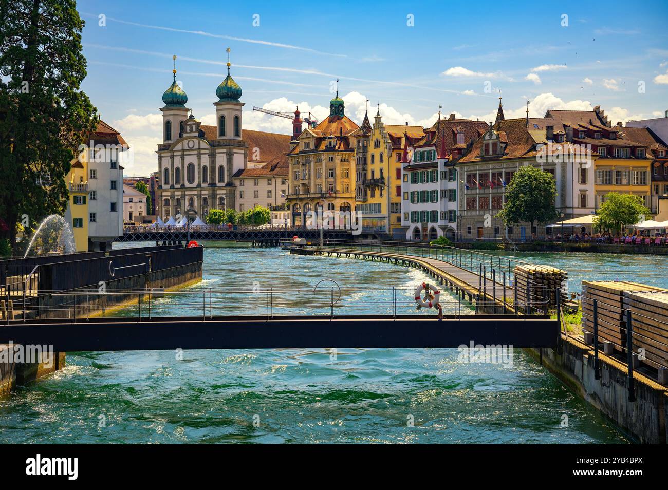 Edifici storici lungo il fiume Reuss a Lucerna, Svizzera Foto Stock