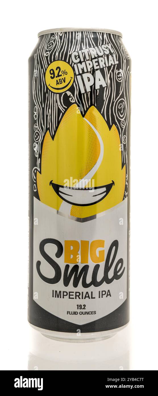 Winneconne, WISCONSIN - 15 ottobre 2024: Una lattina di birra IPA imperiale di Big Smile su uno sfondo isolato. Foto Stock Winneconne, WISCONSIN - 15 ottobre 2024: Una lattina di birra IPA imperiale di Big Smile su uno sfondo isolato. Foto Stock