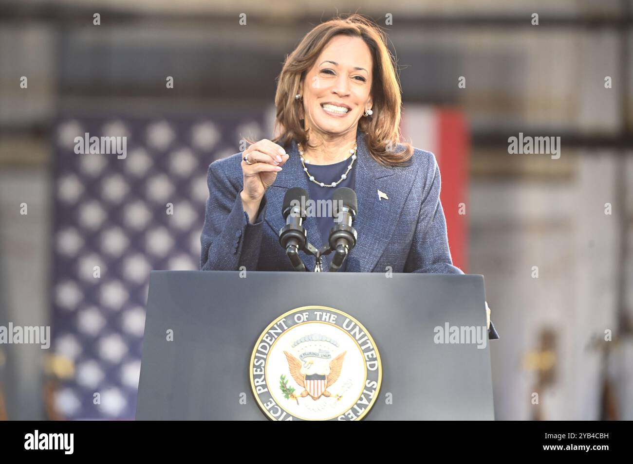 16 ottobre 2024: Il Vice Presidente degli Stati Uniti e candidata presidenziale, KAMALA HARRIS, interviene ad un evento della campagna elettorale a Bucks County PA (Credit Image: © Ricky Fitchett/ZUMA Press Wire) SOLO PER USO EDITORIALE! Non per USO commerciale! Foto Stock