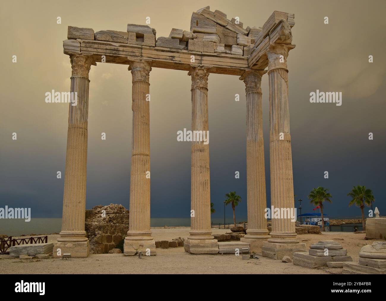Tempio di Apollo contro un cielo tempestoso a Side, Turchia Foto Stock