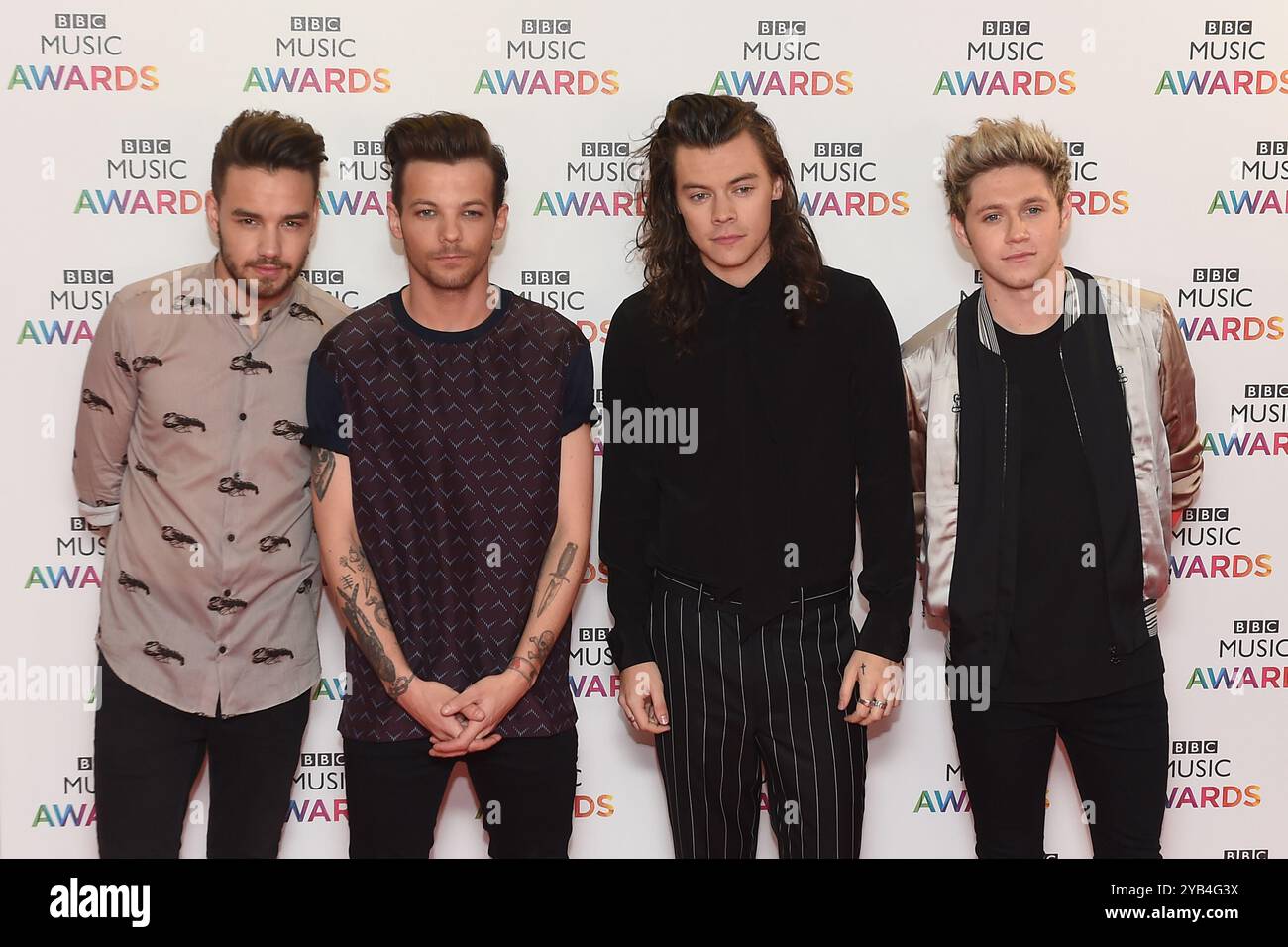 Foto datata 10/12/15 di (da sinistra a destra) Liam Payne, Louis Tomlinson, Harry Styles e Niall Horan di One Direction arrivano sul tappeto rosso per i BBC Music Awards alla Genting Arena di Birmingham. Liam Payne è morto dopo essere caduto dal terzo piano di un hotel di Buenos Aires, secondo i funzionari locali. Aveva 31 anni. Data di pubblicazione: Mercoledì 16 ottobre 2024. Foto Stock