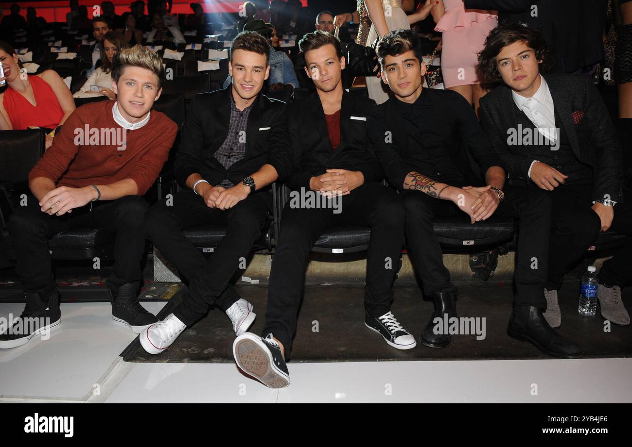 LOS ANGELES, CALIFORNIA - 6 SETTEMBRE: Niall Horan, Liam Payne, Harry Styles, Zayn Malik e Louis Tomlinson di One Direction nel pubblico agli MTV Video Music Awards 2012 allo Staples Center il 6 settembre 2012 a Los Angeles, California. MPIPG/ MediaPunch. Foto Stock