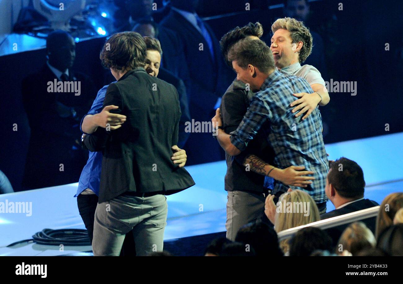 LOS ANGELES, CALIFORNIA - 6 SETTEMBRE: Harry Styles, Liam Payne, Zayn Malik, Niall Horan, Louis Tomlinson di One Direction accettano il premio come miglior video pop sul palco agli MTV Video Music Awards 2012 allo Staples Center il 6 settembre 2012 a Los Angeles, California. MPIPG/ MediaPunch. Foto Stock