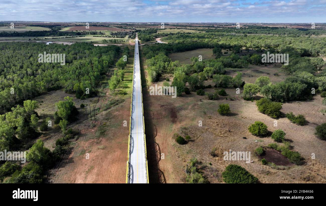 Vista aerea di Bridgeport Bridge, Pony Bridge, William H. Murray Bridge, Pony Truss Bridge sulla vecchia Route 66 a Geary, Oklahoma Foto Stock