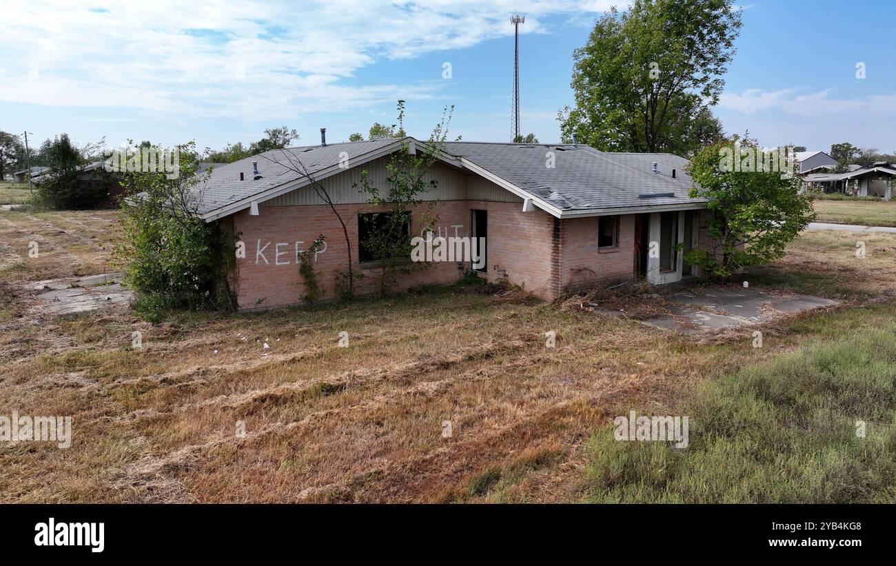 Casa con Keep Out scritto su di esso a Pilcher, Oklahoma. Picher è una città abbandonata nel 2006 e sito EPA Superfund Foto Stock