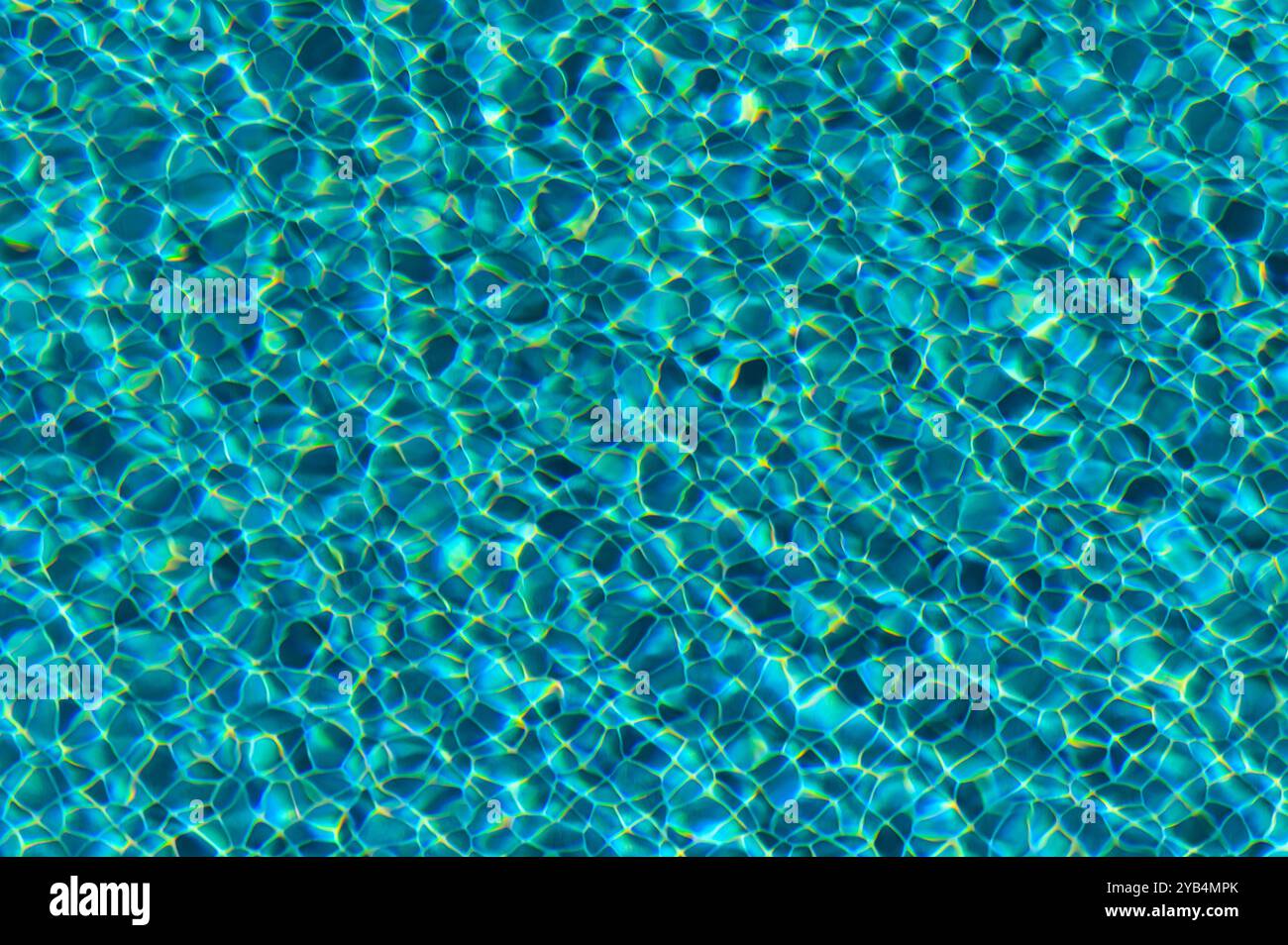 La superficie delle scintillanti acque turchesi cattura la luce del sole, creando un'affascinante dimostrazione di motivi ondulati che evocano un senso di tranquillità Foto Stock