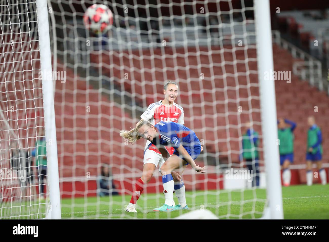 Londra, Regno Unito. 16 ottobre 2024. Caitlin Foord of Arsenal Women segna durante la partita Womens Champions League tra Arsenal Women e Velerenga Women all'Emirates Stadium di Londra, Inghilterra, il 16 ottobre 2024. Foto di Joshua Smith. Solo per uso editoriale, licenza richiesta per uso commerciale. Non utilizzare in scommesse, giochi o pubblicazioni di singoli club/campionato/giocatori. Crediti: UK Sports Pics Ltd/Alamy Live News Foto Stock