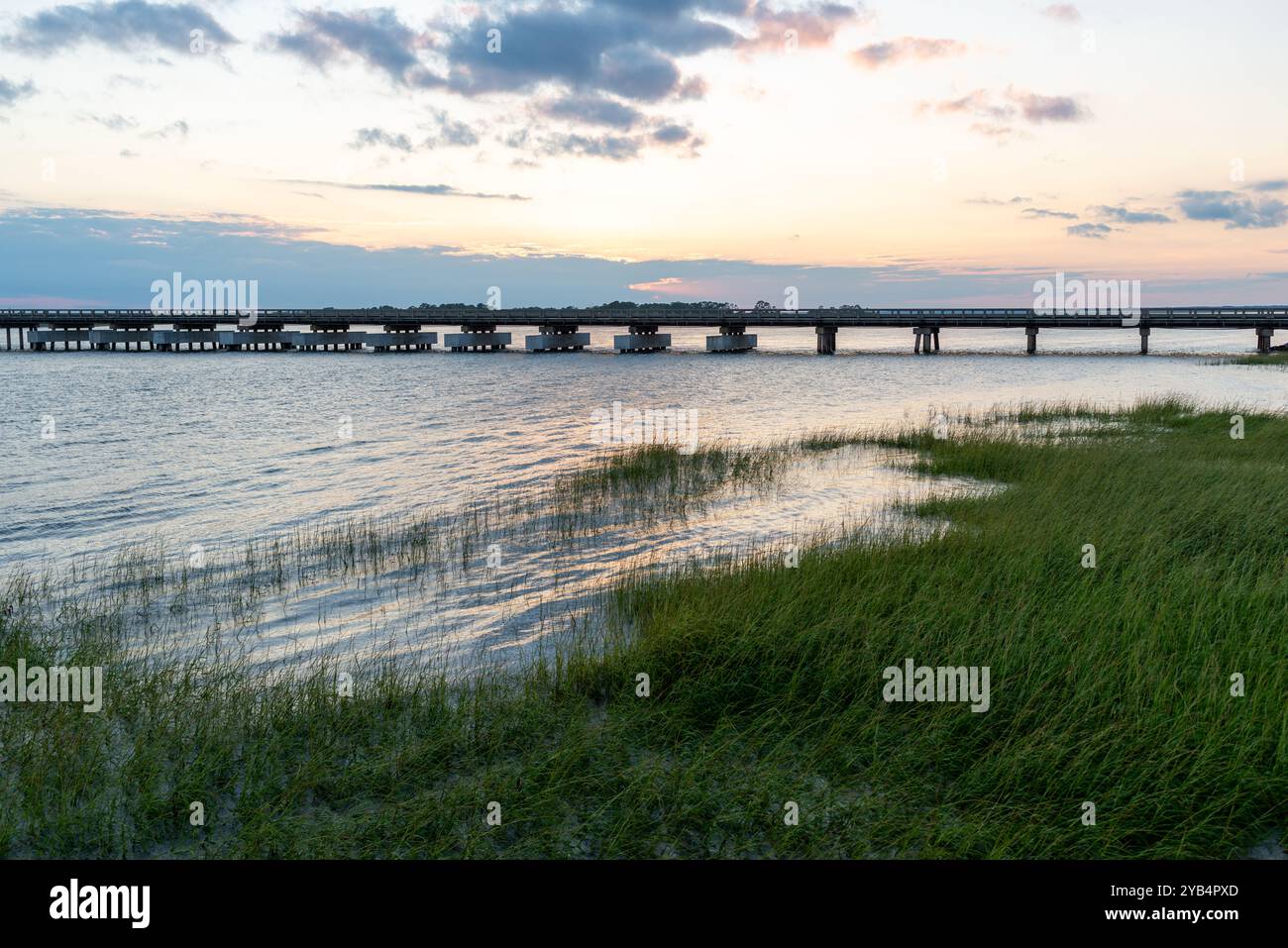 Splendida vista del tramonto dal Hunting Island State Park, nelle Isole Sea della Carolina del Sud Foto Stock