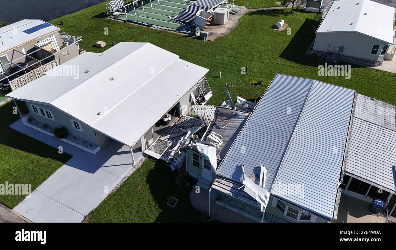 Mobile home Carport dopo l'uragano Milton, Palmetto, Florida Foto Stock