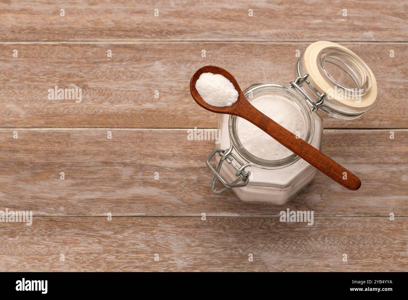 Bicarbonato di sodio - composto solido cristallino nel vaso di vetro e nel cucchiaio. Foto Stock