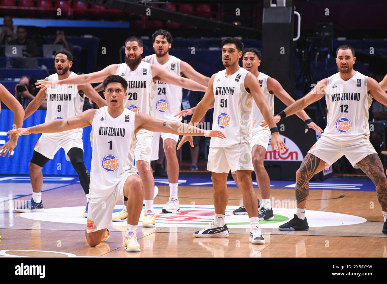 Squadra di basket neozelandese che perfeziona la haka. Torneo di qualificazione olimpica FIBA. Pireo 2024. Foto Stock