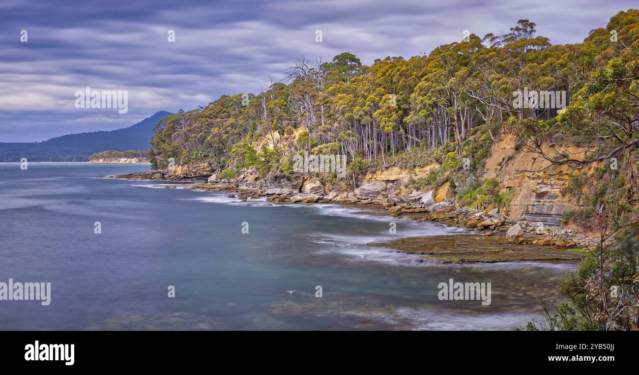 Lunga esposizione panoramica del mare e delle scogliere rocciose dal punto panoramico di Coal Point presso Adventure Bay, Bruny Island, Tasmania, Australia Foto Stock
